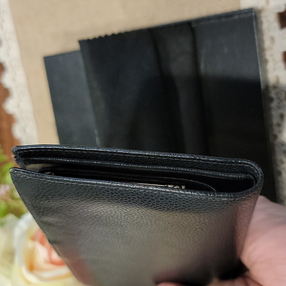 🎉SOLD🎉 Excellent condition and Authentic  CHANEL bifold kisslock wallet - Picture 5 of 13